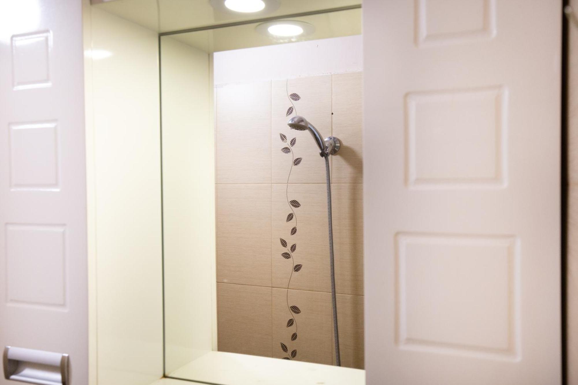 En-Suite Rooms: Novа Guesthouse In Sofia Center Екстериор снимка