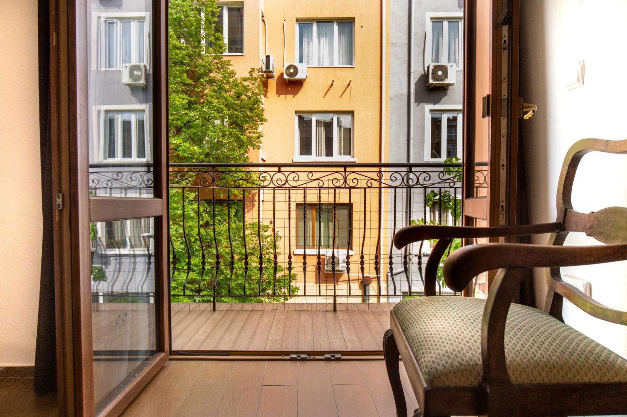 En-Suite Rooms: Novа Guesthouse In Sofia Center Екстериор снимка