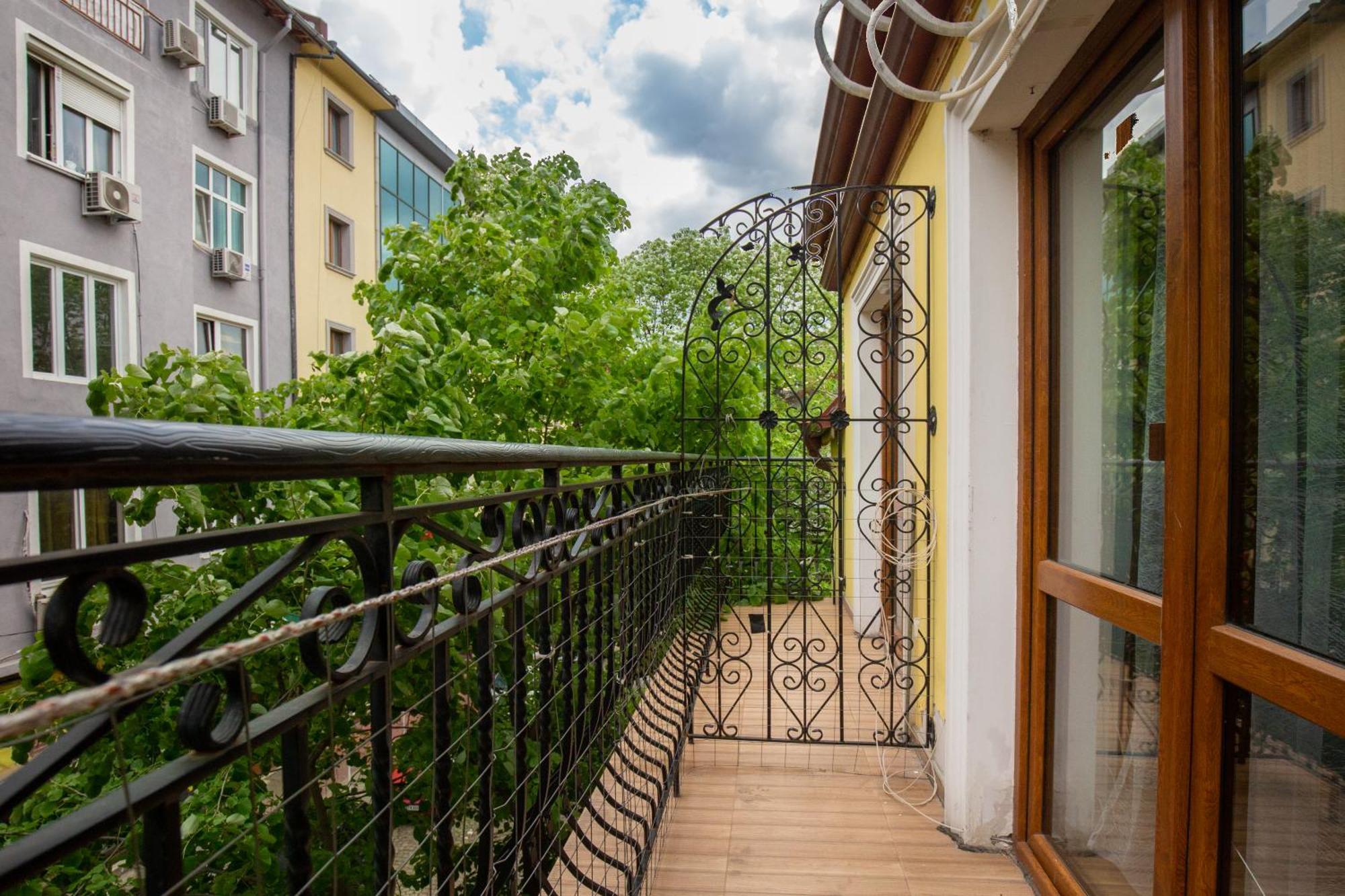 En-Suite Rooms: Novа Guesthouse In Sofia Center Екстериор снимка